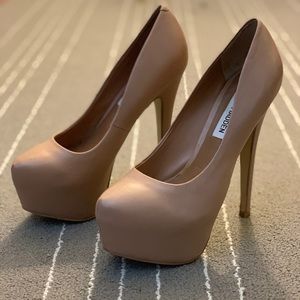 Steve Madden leather nude pumps